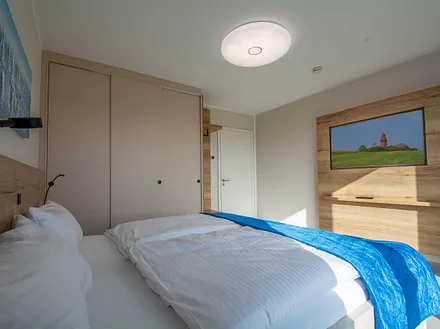 Das erste Schlafzimmer mit großem Kleiderschrank