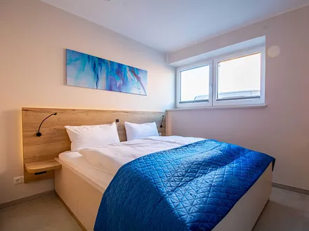 Das zweite Schlafzimmer mit großem Doppelbett