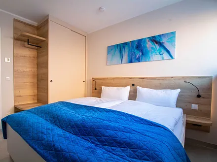 Das zweite Schlafzimmer mit großem Doppelbett und Kleiderschrank