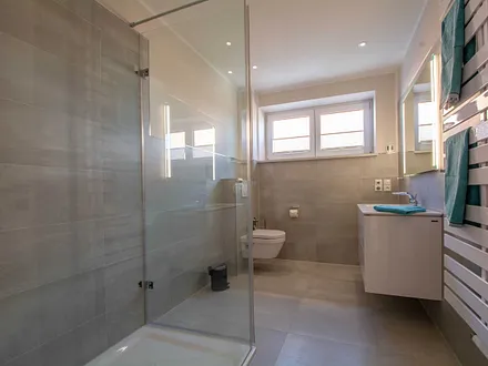 Das zweite Bad mit Regenwalddusche