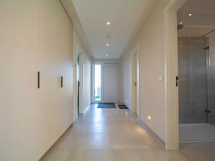 Der großzügige Flurbereich mit Kleiderschrank und Beleuchtungskonzept