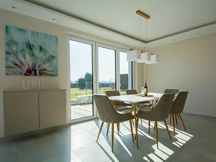 Der lichtdurchflutete Essbereich mit Blick in den Garten