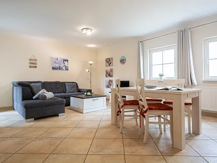 Der Wohnbereich mit gemütlicher Couchgarnitur und Esstisch