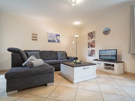 Der Wohnbereich mit gemütlicher Couchgarnitur