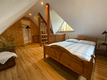 Schlafzimmer mit Queensize Bett (1.40/2.00m)