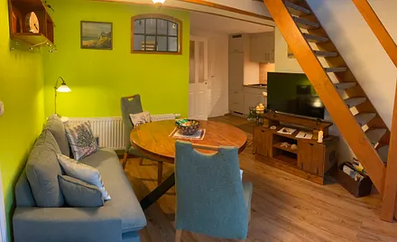 Wohn und Sitzecke mit Fernseher 