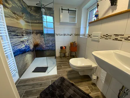 Großzügiges Bad mit ebenerdiger Dusche 