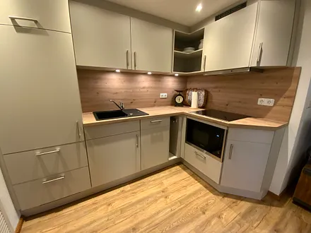 Voll ausgestattete Küche 