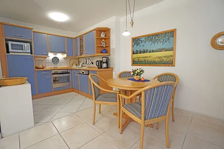 vollausgestattete Küchenzeile mit Esstisch