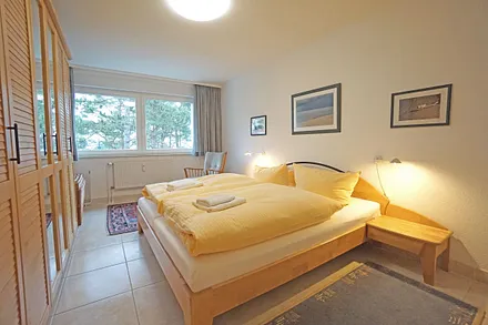 Schlafzimmer mit Doppelbett