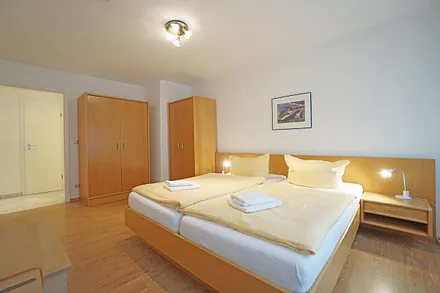 Schlafzimmer mit Doppelbett