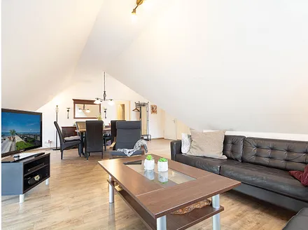 Der gemütliche Wohnbereich mit Couchgarnitur und großem Flachbild-TV