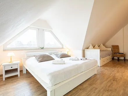 Das erste Schlafzimmer mit Doppelbett und ausziehbarem Kojenbett