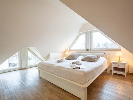 Das erste Schlafzimmer mit Doppelbett