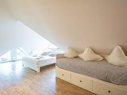 Das erste Schlafzimmer mit Doppelbett und ausziehbarem Kojenbett