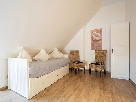 Das erste Schlafzimmer mit ausziehbarem Kojenbett