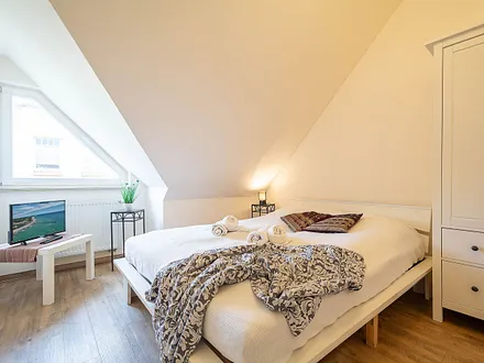 Das zweite Schlafzimmer mit Doppelbett und TV