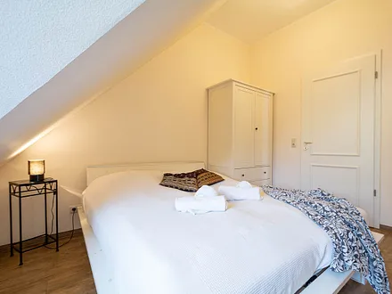 Das zweite Schlafzimmer mit Doppelbett und Kleiderschrank