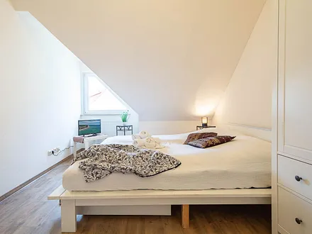 Das zweite Schlafzimmer mit Doppelbett und TV