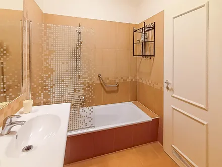 Das Bad mit Dusche und WC