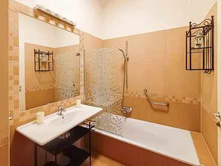 Das Bad mit Dusche und WC