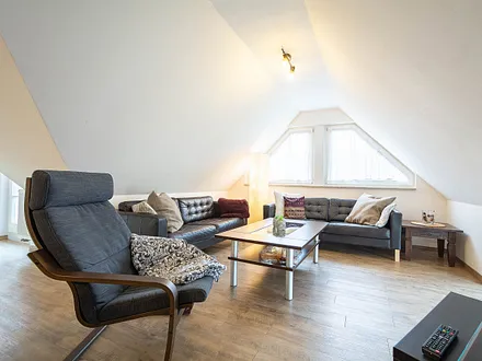 Der gemütliche Wohnbereich mit Couchgarnitur und großem Flachbild-TV