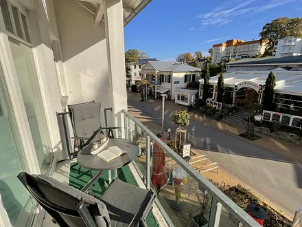 kleiner Balkon (Süd/Ost) mit Tisch und zwei Stühlen