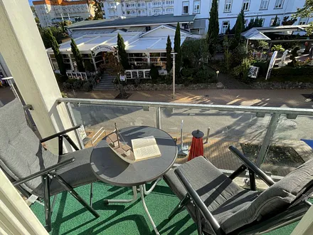 kleiner Balkon (Süd/Ost) mit Tisch und zwei Stühlen