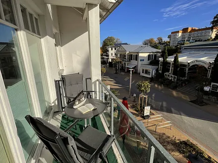 kleiner Balkon (Süd/Ost) mit Tisch und zwei Stühlen