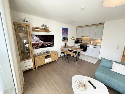 Wohnbereich mit Schlafcouch (Aufbettung für 2 Personen, 1,30 m x 2,00 m), Couchtisch, TV-Board, Smart-LED-TV, Blu-Ray-Player, Mini-Stereo-Anlage mit Bluetooth und USB-Anschluss inkl. Internet-Radio 