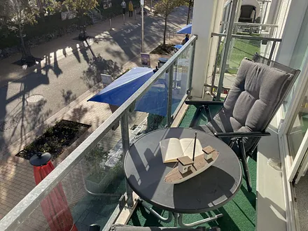 kleiner Balkon (Süd/Ost) mit Tisch und zwei Stühlen