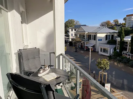 kleiner Balkon (Süd/Ost) mit Tisch und zwei Stühlen