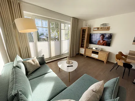 Wohnbereich mit Schlafcouch (Aufbettung für 2 Personen, 1,30 m x 2,00 m), Couchtisch, TV-Board, Smart-LED-TV, Blu-Ray-Player, Mini-Stereo-Anlage mit Bluetooth und USB-Anschluss inkl. Internet-Radio 