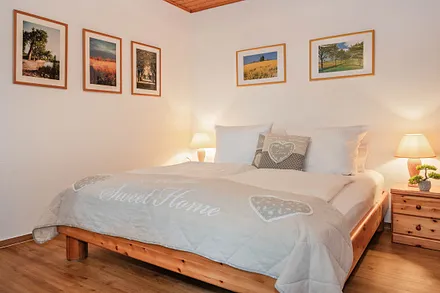 Doppelbett im Wohnbereich