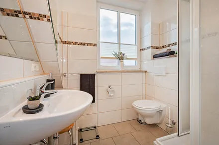 Bad mit Dusche und Sauna