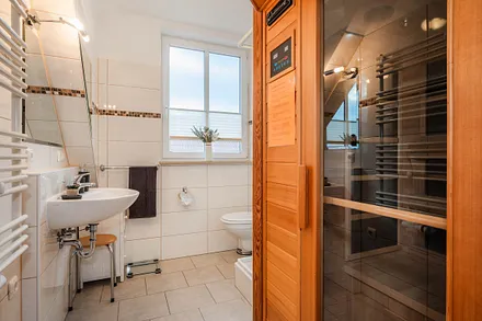 Bad mit Dusche und Sauna