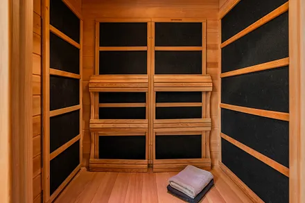 Bad mit Dusche und Sauna