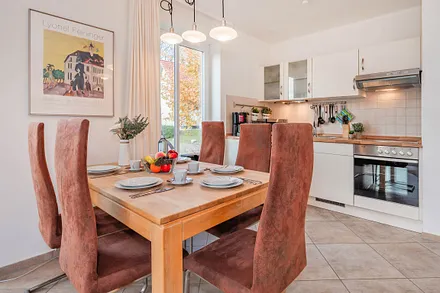 Küchenzeile mit Esstisch