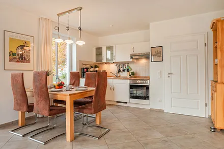 Küchenzeile mit Esstisch