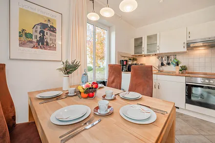 Küchenzeile mit Esstisch