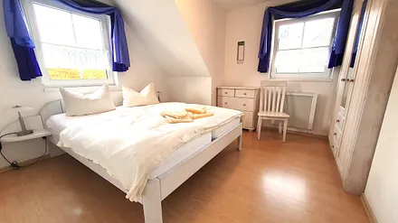 Schlafen Sie im bequemen Doppelbett und genügend Stauraum für Ihre Gaderobe