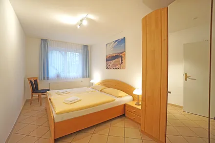 Schlafzimmer mit Doppelbett