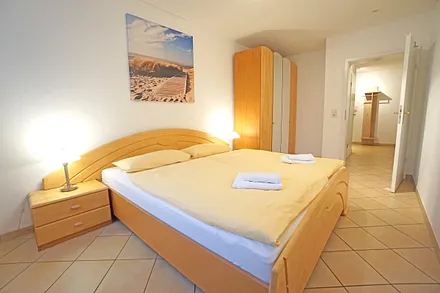 Schlafzimmer mit Doppelbett