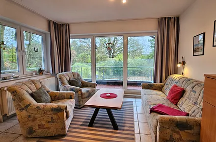 Wohnzimmer mit Balkon (möbliert von Mai-Oktober)