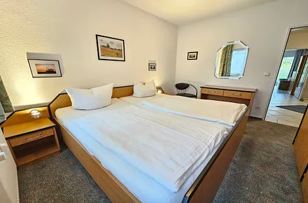 Schlafzimmer I verfügt über einen großen Kleiderschrank