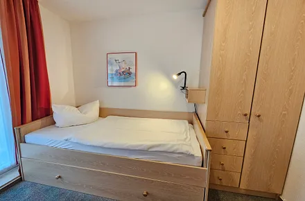 Schlafzimmer II mit Einzelbett und ein ausziehbares 2. Einzelbett unten