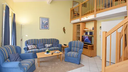 Wohnzimmer mit Treppe zur Galerie/Schlafzimmer 