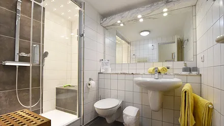 Bad mit WC und Dusche