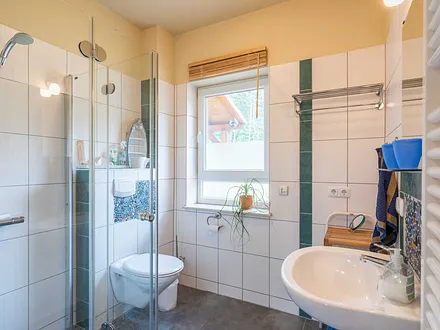 Badezimmer mit Dusche im Erdgeschoss