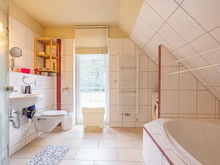 Badezimmer im Obergeschoss mit Badewanne, Dusche und WC